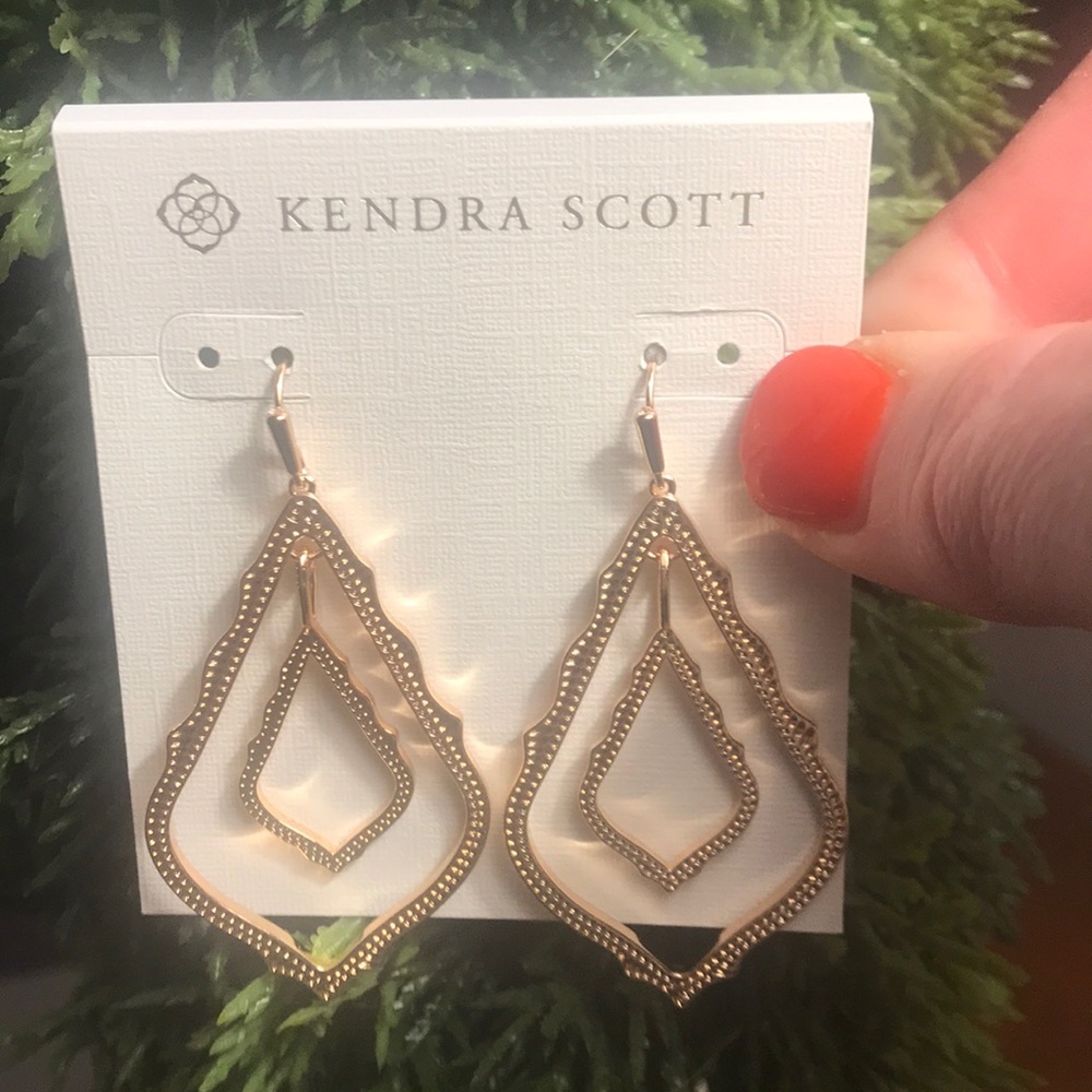 NWT Kendra Scott Simon Drop Earrings in Rose Gold!